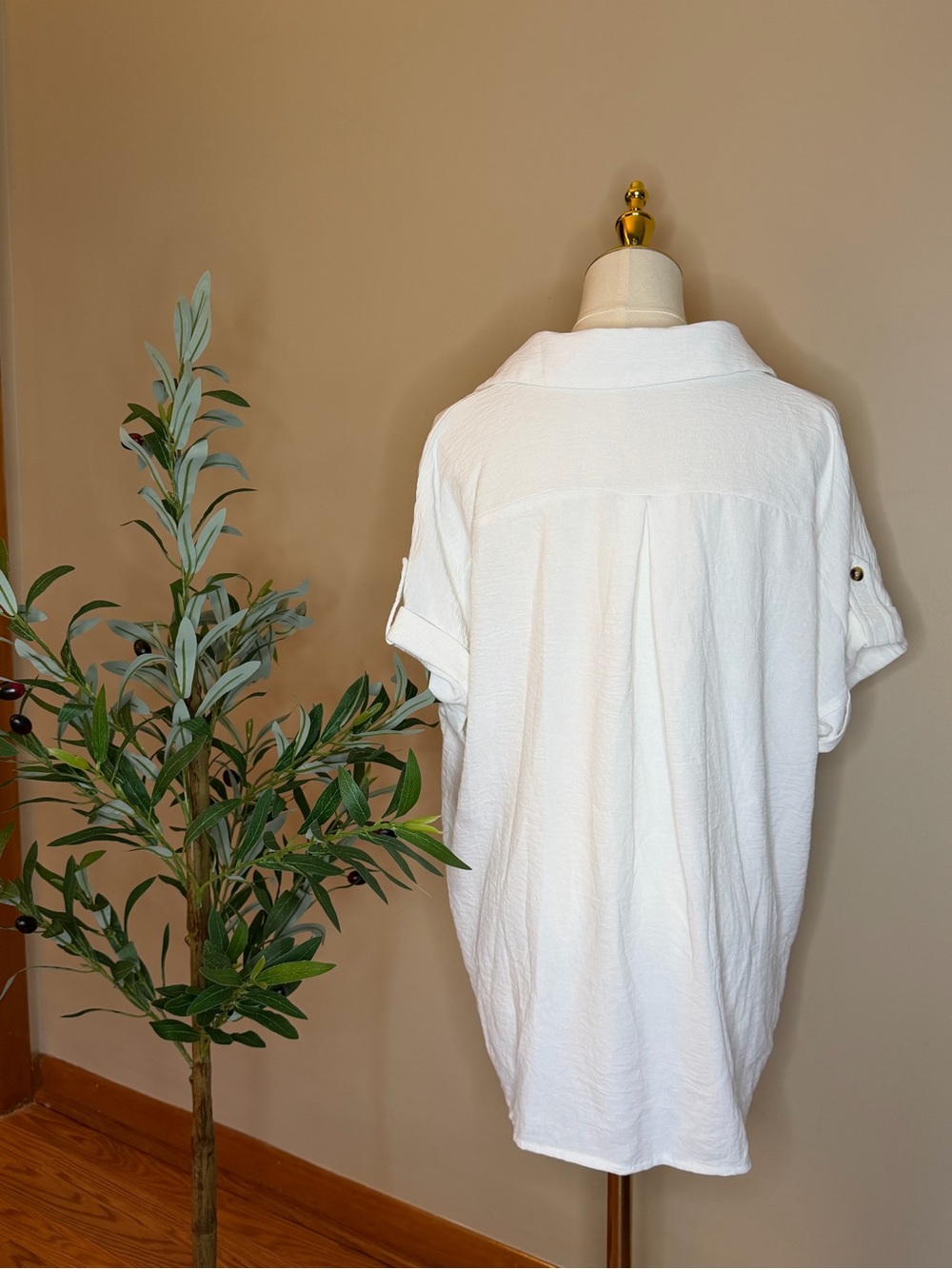 485. Magnolia Boutique White Button Front Utility Blouse Lightweight - Picture 3 of 3